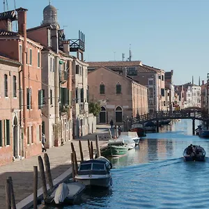  Appartement Art Painting With Canal View